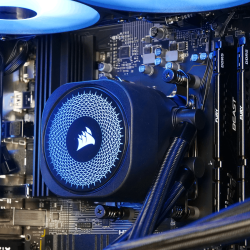 💀🔥 REVENGE – Ryzen 7 8700F / RTX 5070 / 32 Go / SSD 1 To